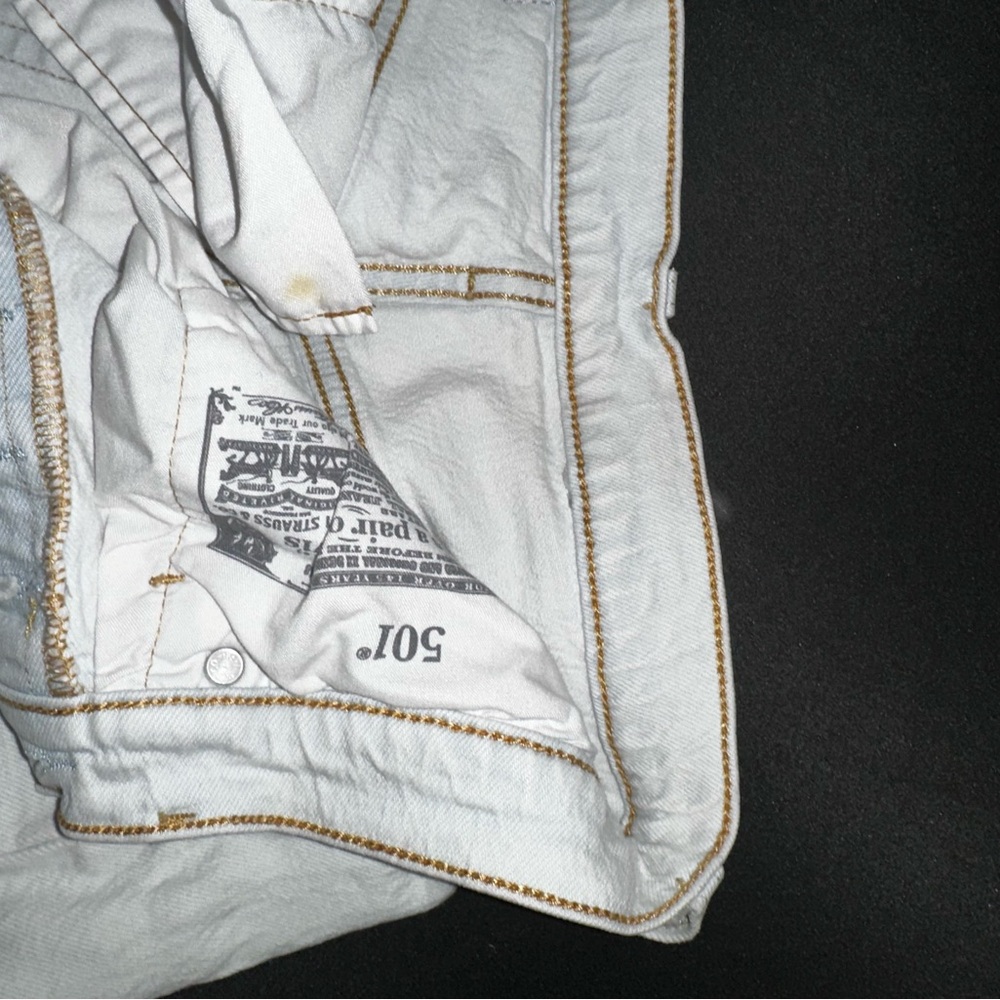 Light wash Denim Cutoff Levi’s Shorts - Picture 3 of 3